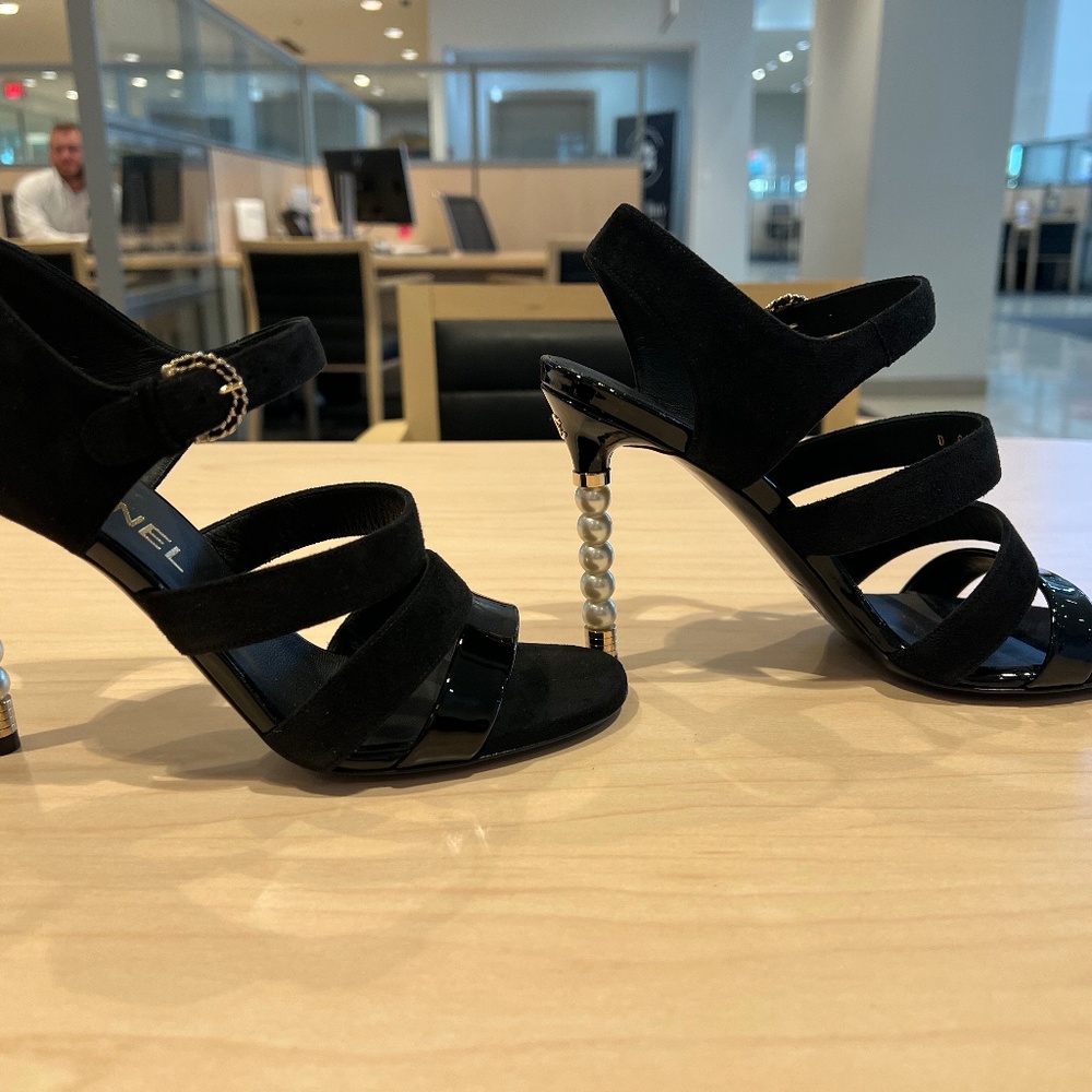 Chanel sandals size 37
